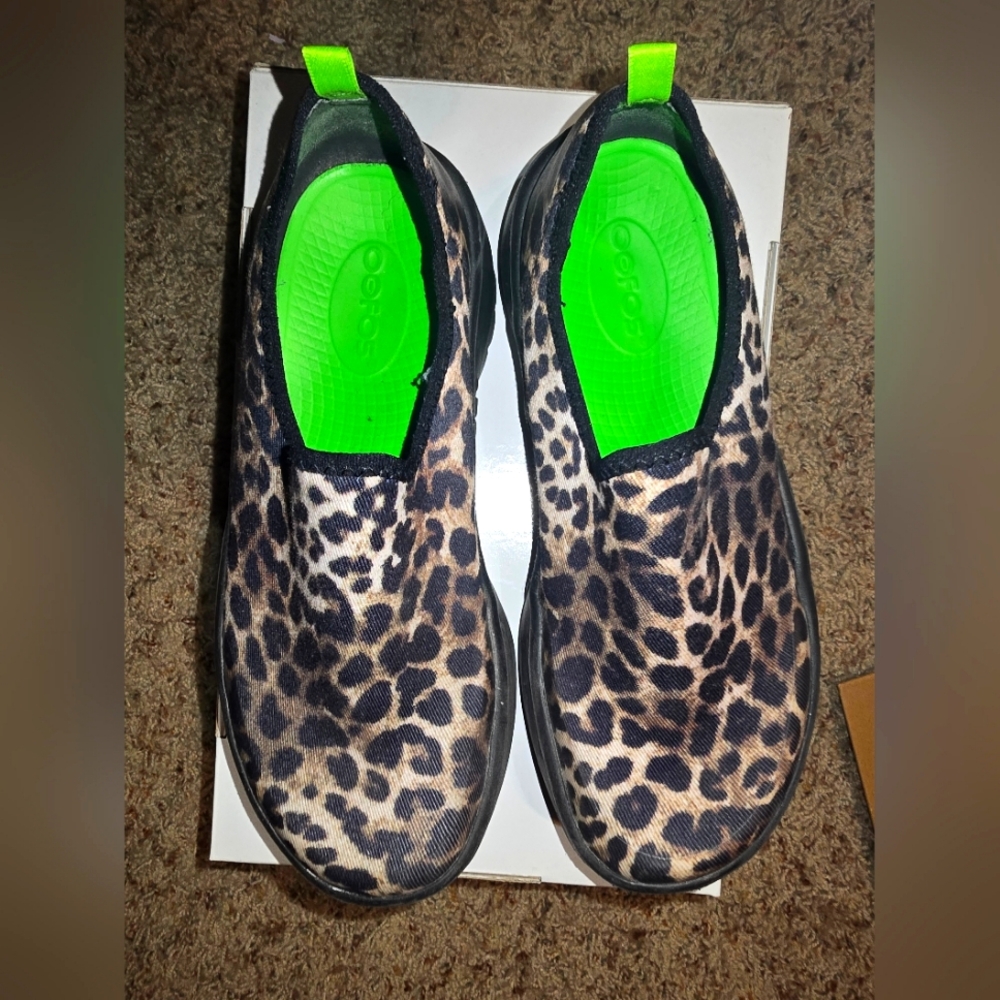 Oofoos slip on shoes